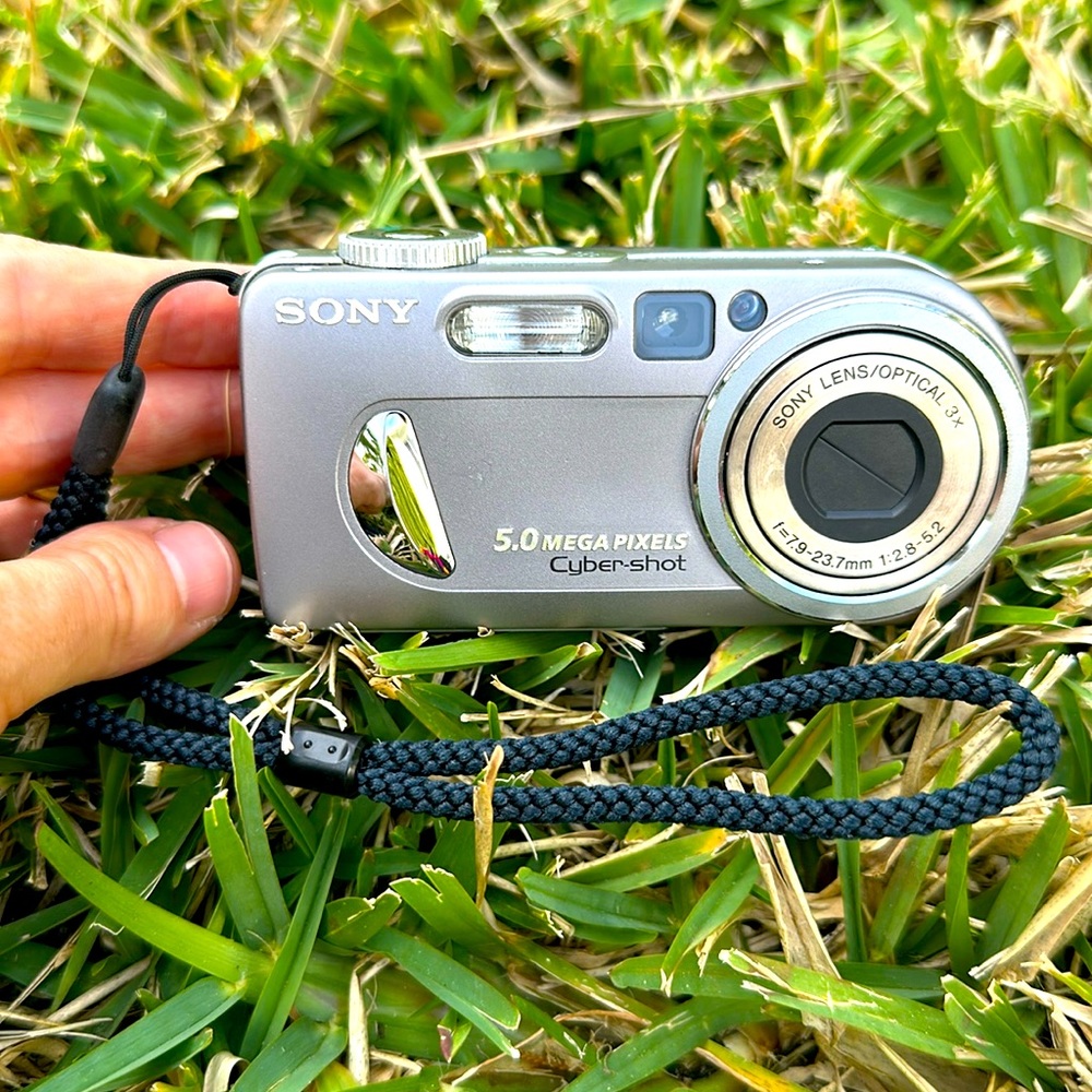 Sony camera 5.0 mega pixels cyber-shot